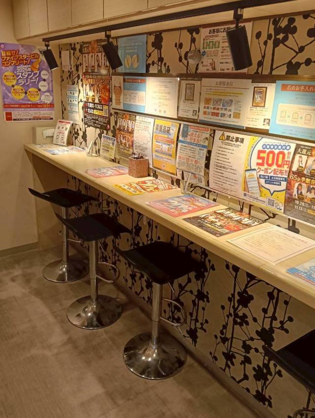 お客様の爪をチェックしてます(*^_^*)