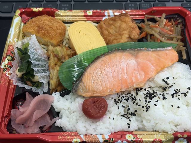 今日の昼飯ですよー