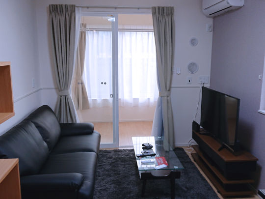 お部屋はゆったりくつろげる1LDKタイプとなります。ソファー・テレビ・机・冷蔵庫・レンジ・洗濯機・エアコンは勿論ですがフェイスタオル・バスタオルなどビジネスホテル並みに備品も揃っております。