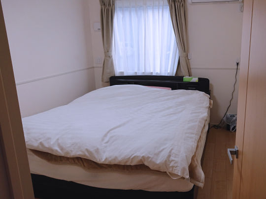 全部屋ベッドを完備しております。また出稼ぎで寮を使用した後はシーツ、枕カバーなど洗濯・掃除や片付けに入り、綺麗な状態で女の子に入室して頂いております。