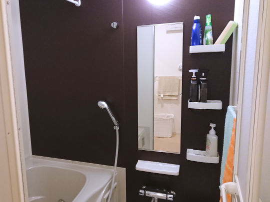 浴室乾燥機付きの浴槽となっており雨の日でも洗濯物が乾かない心配はありません。シャンプー・リンス・ボディソープなど一般的な品物は揃えてます。 またドライヤーも完備しております。